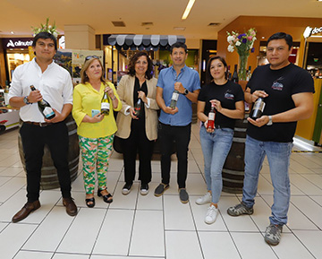 Fotografía de viñateros presentando sus vinos